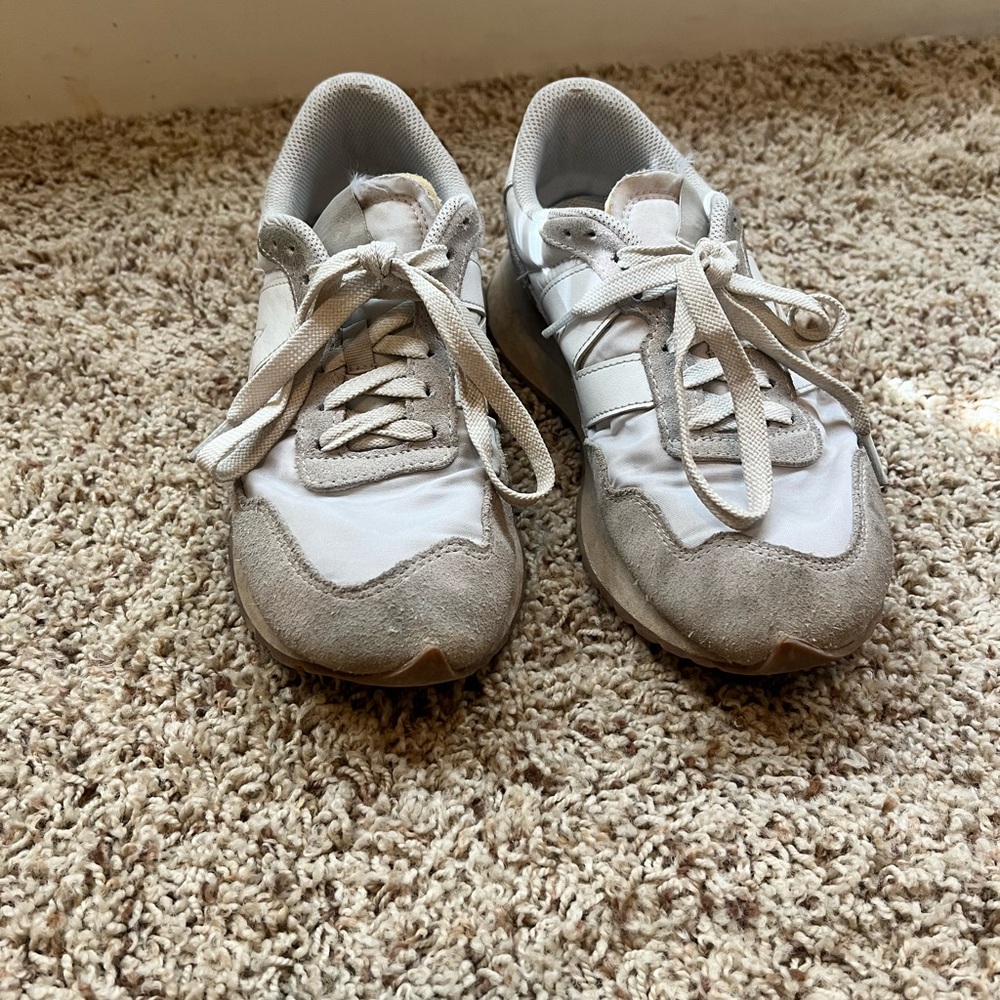 New Balance Women's Sneakers - White and Gray